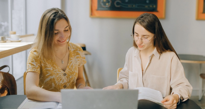 alumnas estudiando sobre universimax